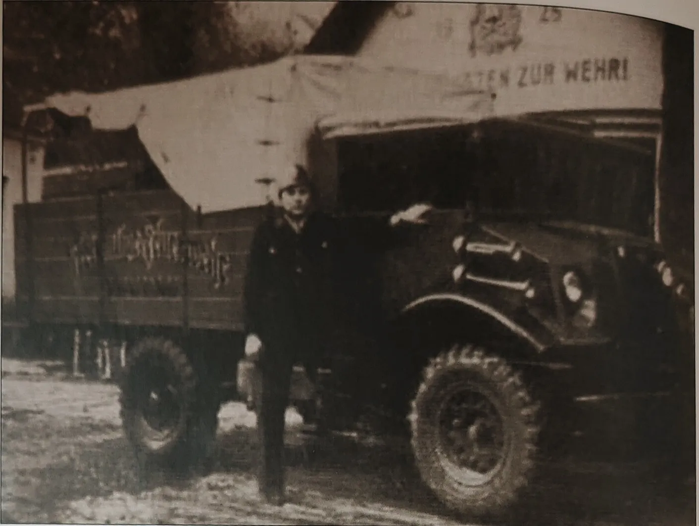 Historisches Feuerwehrfahrzeug Ford Canada mit einem Feuerwehrmann