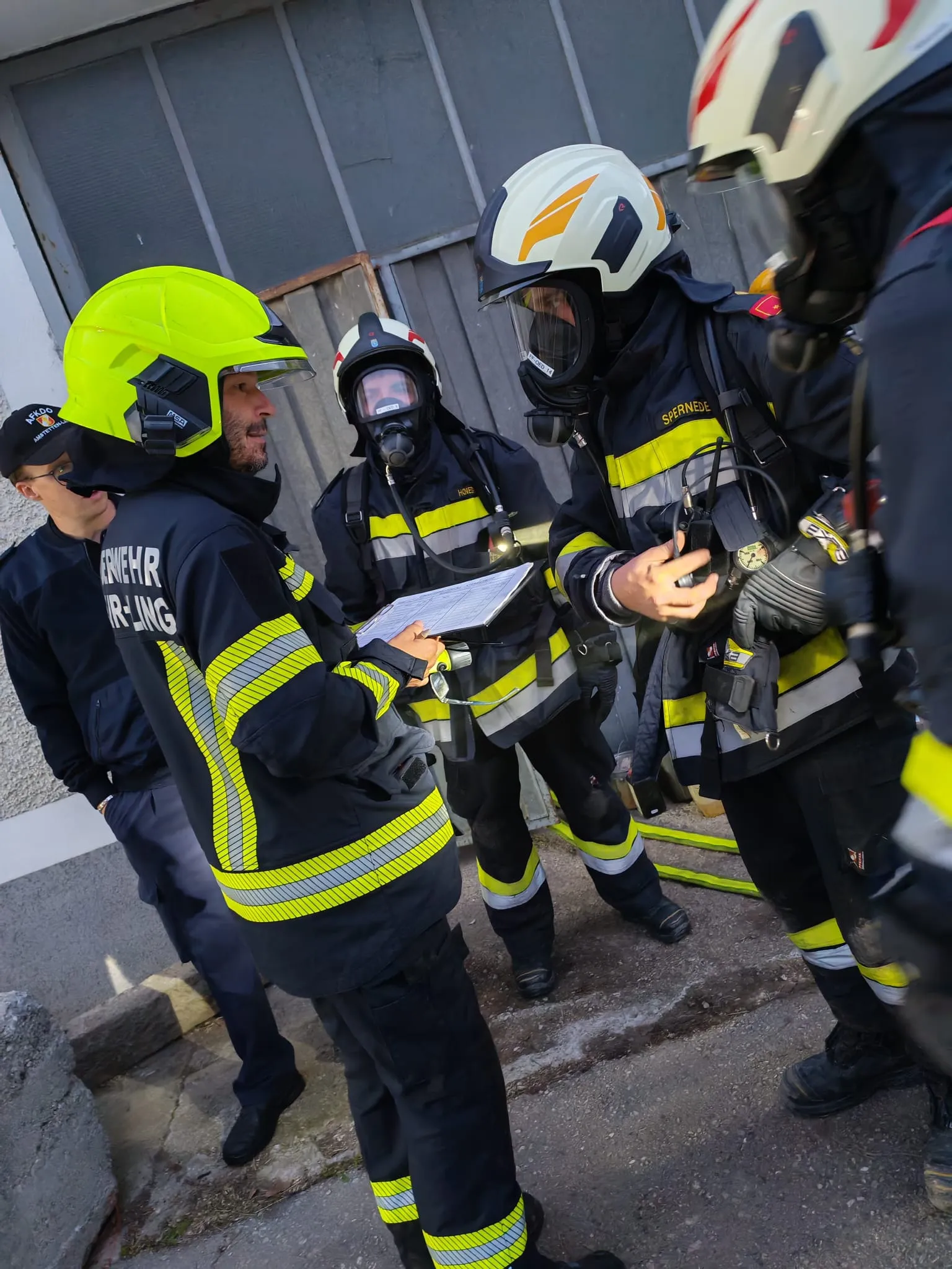 Gesamtübung - Brand eines Landwirtschaftlichen Objekts Bild 4