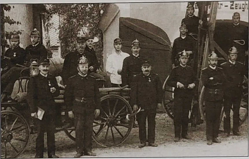 Historische Mannschaft der Freiwilligen Feuerwehr Markt Oed mit handbetriebenen Löschgeräten um 1930
